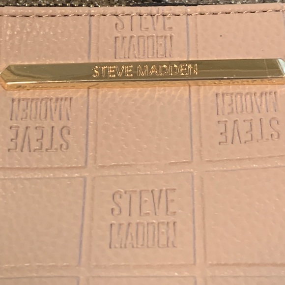 Steve Madden Wristlet / Purse! Brand New…Label & Zipper still covered in plastic - Picture 4 of 13